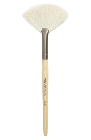 Jane Iredale Кисть для нанесения румян Blush White Fan Brush